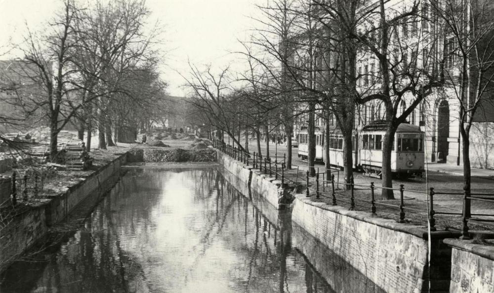 Der teilweise bereits zugeschüttete Stadtkanal in der Heinrich-Rau-Allee [Am Kanal], 15.2.1961